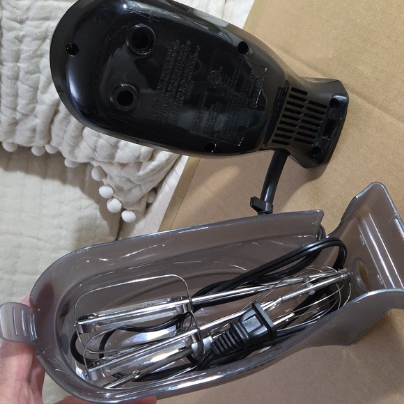 Hamilton Beach Black Hand Mixer with Storage Case Model 62692 - Picture 7 of 8